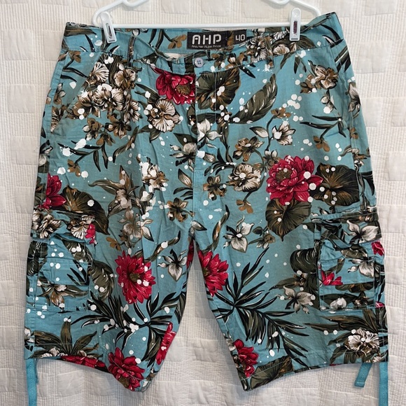 Another Hype Piece- Tropical Pattern Cargo Shorts size:40 - Picture 6 of 9